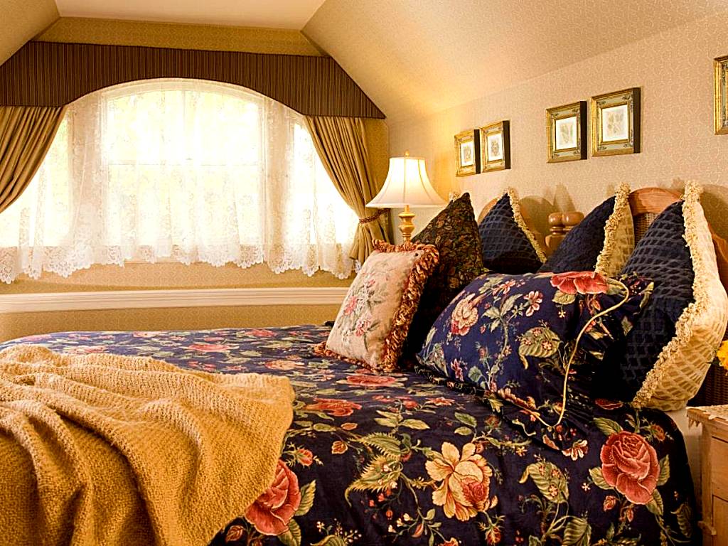 Berry Manor Inn: Deluxe King Room (Rockland)