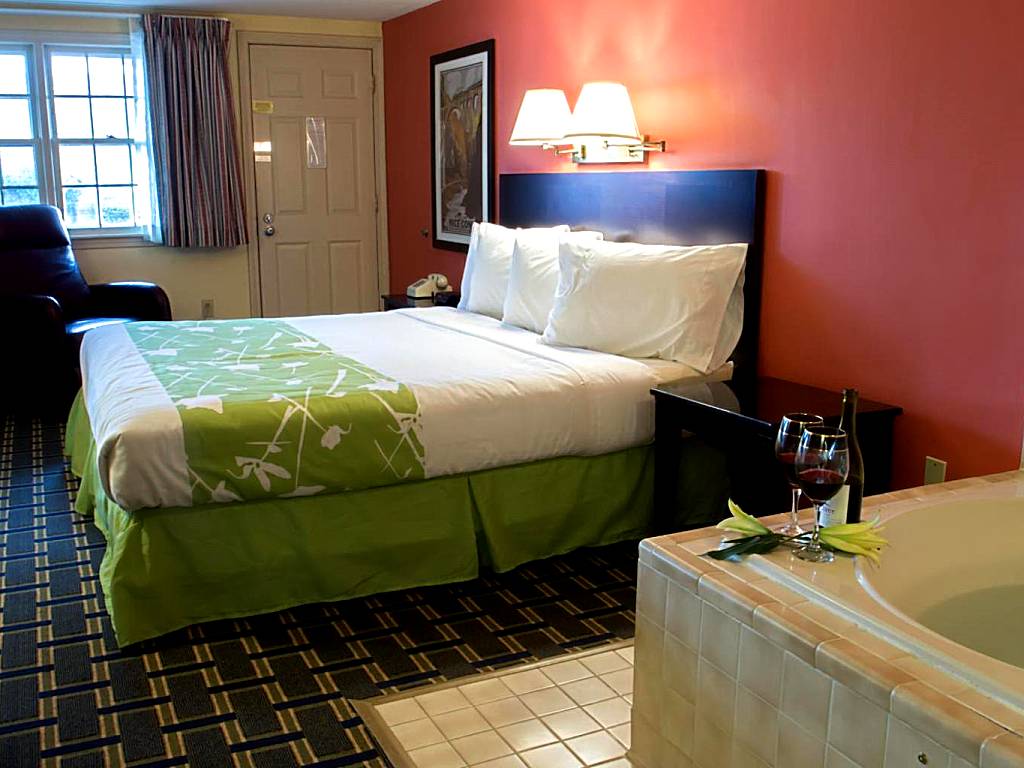 The Tidewater Inn - Cape Cod: Jacuzzi King Room (West Yarmouth)