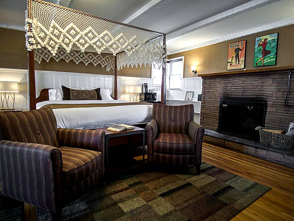 The Yankee: Superior King Room with Jetted Tub - Non-Smoking- No Children allowed (Lenox)