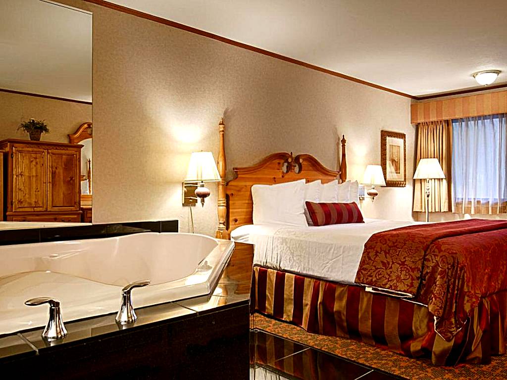 Best Western Plus Dockside Waterfront Inn: King Room with Spa Bath - Courtyard View (Mackinaw City)