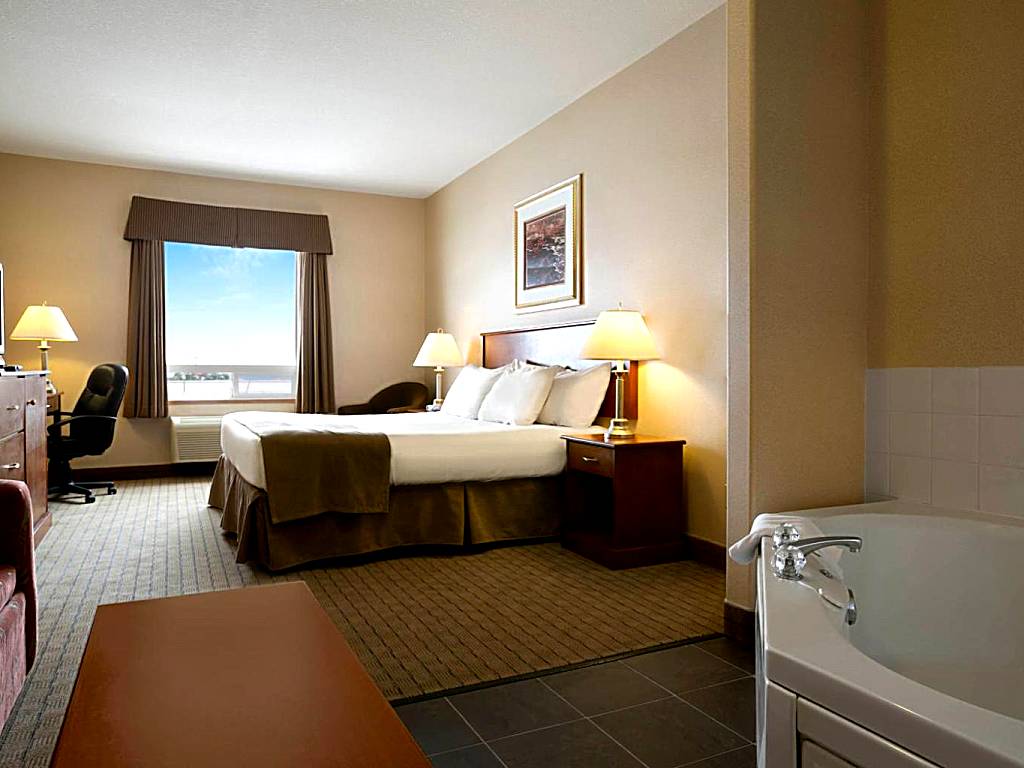 Days Inn by Wyndham Moose Jaw: Premier King Suite with Hot Tub - Non-Smoking