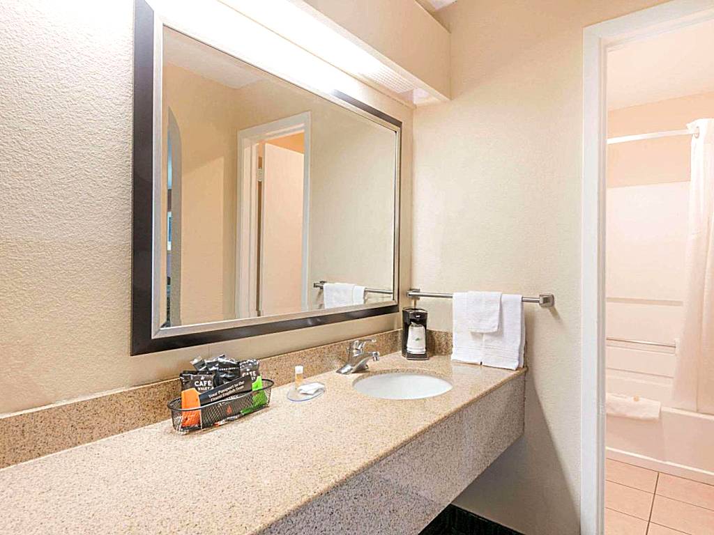 Days Inn by Wyndham New Braunfels: Deluxe King Room - Smoking