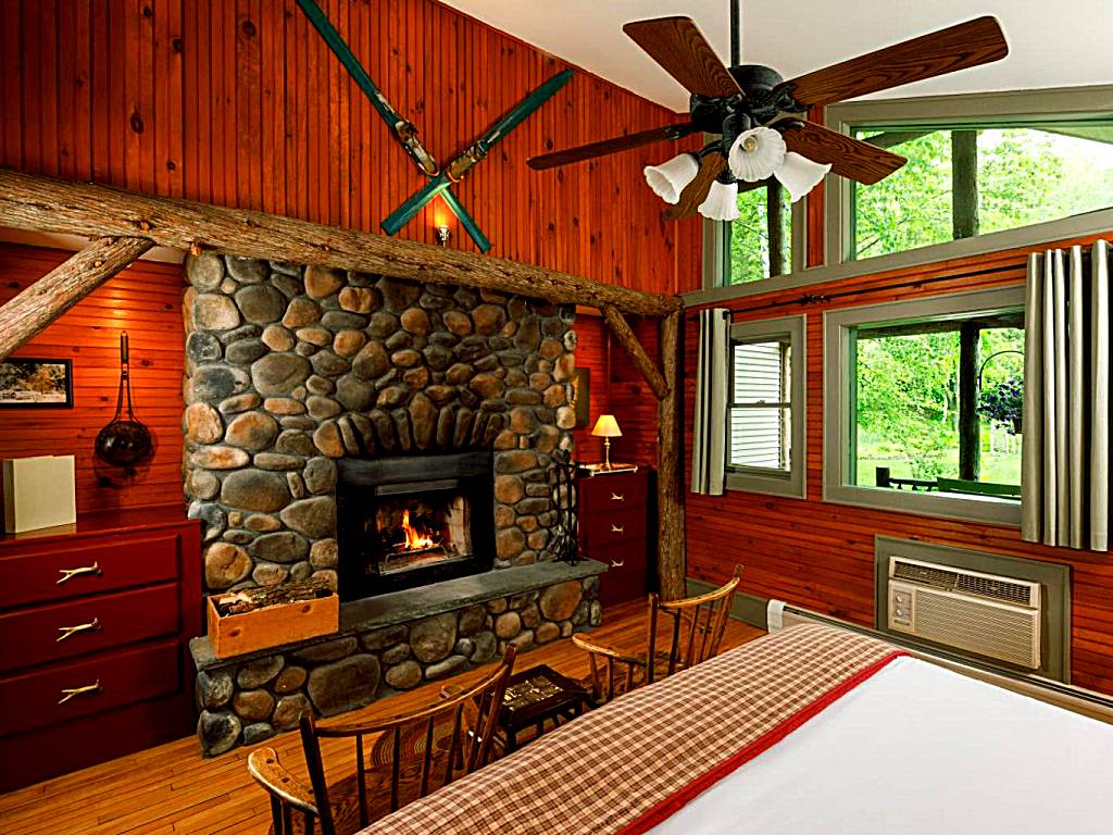Friends Lake Inn: Superior King Room (Chestertown)
