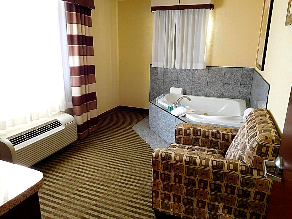 Holiday Inn Express Ponca City: King Suite with Spa Bath (Ponca City)