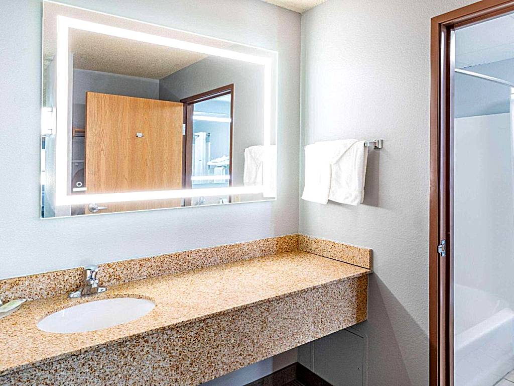 AmericInn by Wyndham Sayre: Deluxe King Suite - Non-Smoking (Sayre)