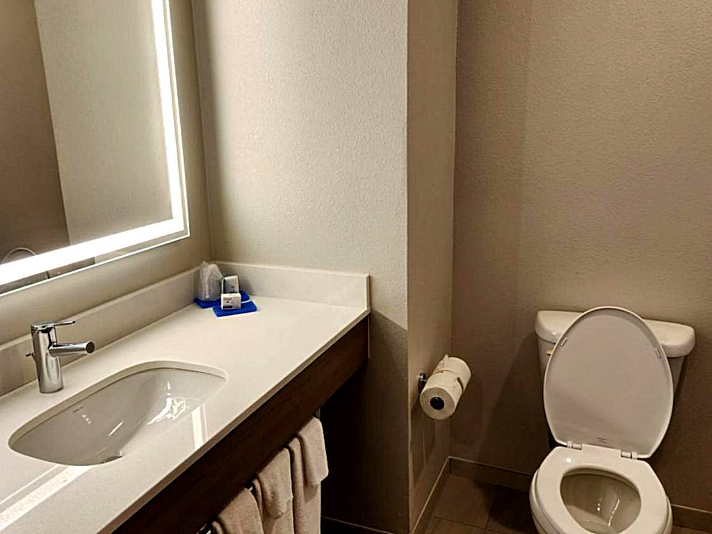 Holiday Inn Express & Suites Perry: Two Queen Beds Suite Jacuzzi - Non-Smoking (Perry)