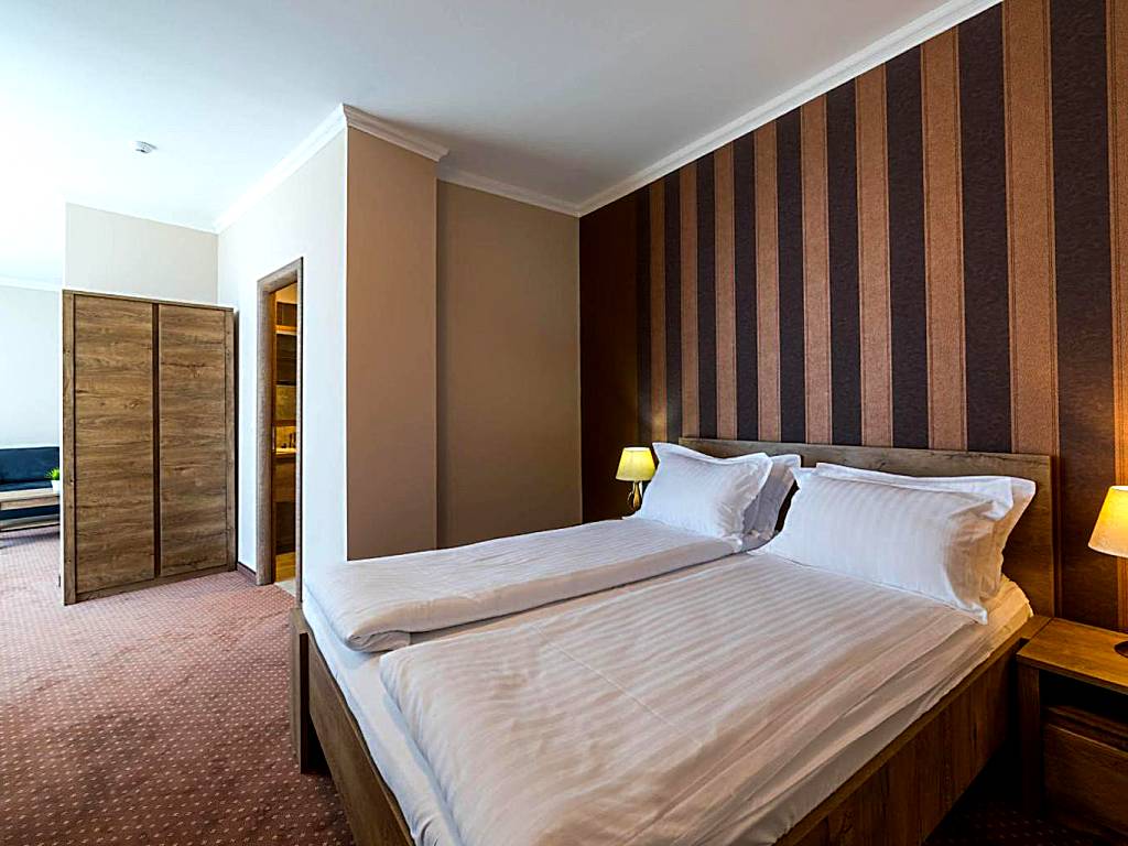 Sky Hotel: One-Bedroom Suite (4 Adults)