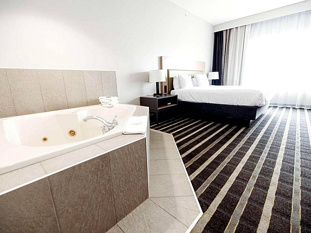 Country Inn & Suites by Radisson: King Suite with Sofa Bed and Whirlpool - Non-Smoking (Lancaster)