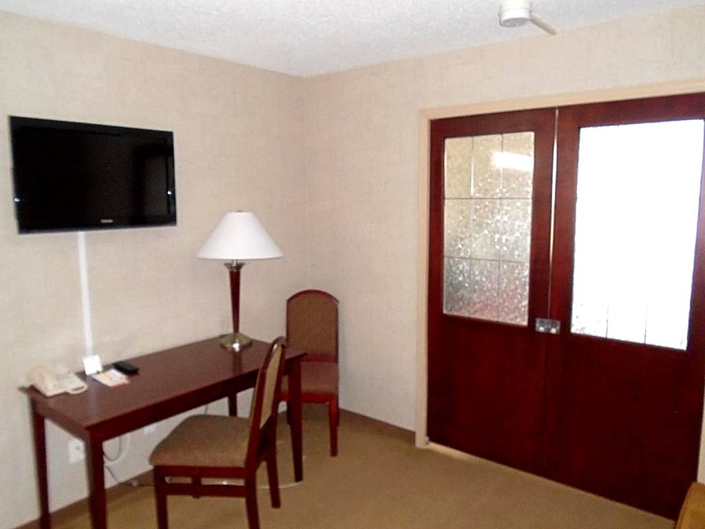 Super 8 by Wyndham Red Deer City Centre: Deluxe King Room - Non-Smoking