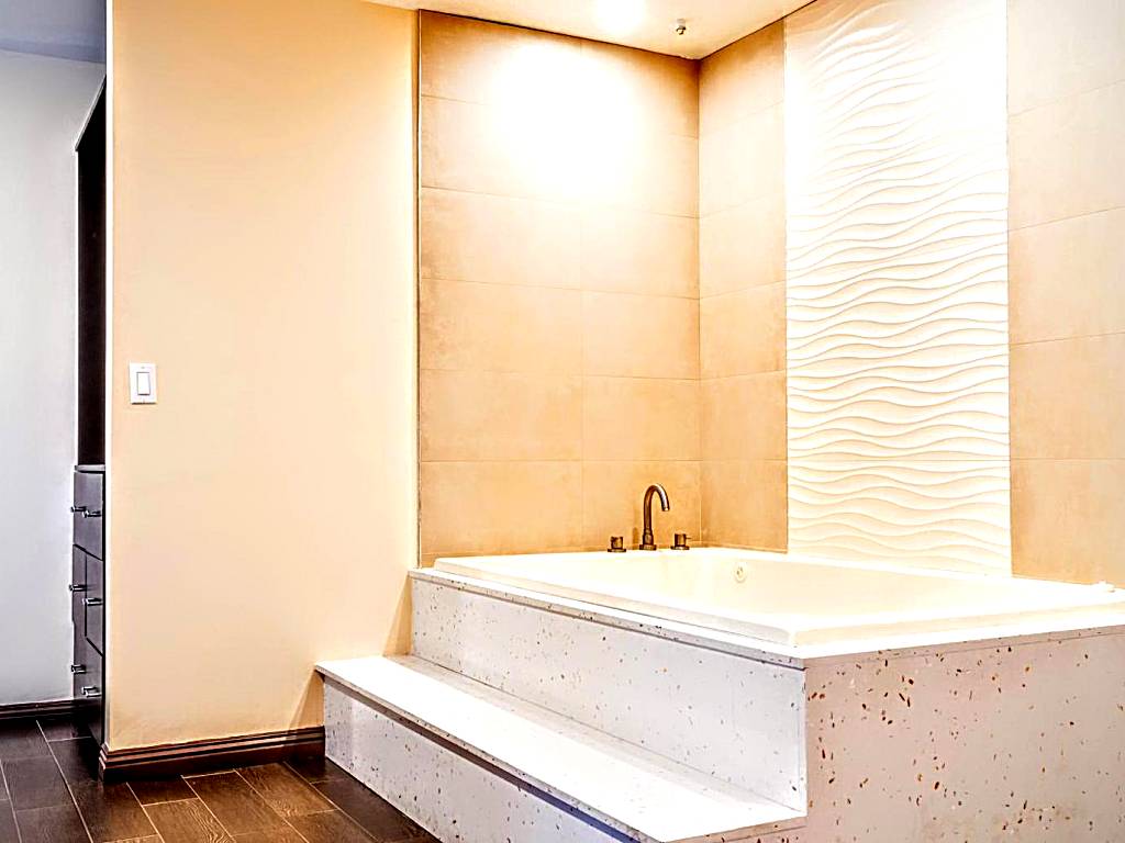 Redondo Pier Inn: King Suite with Spa Bath