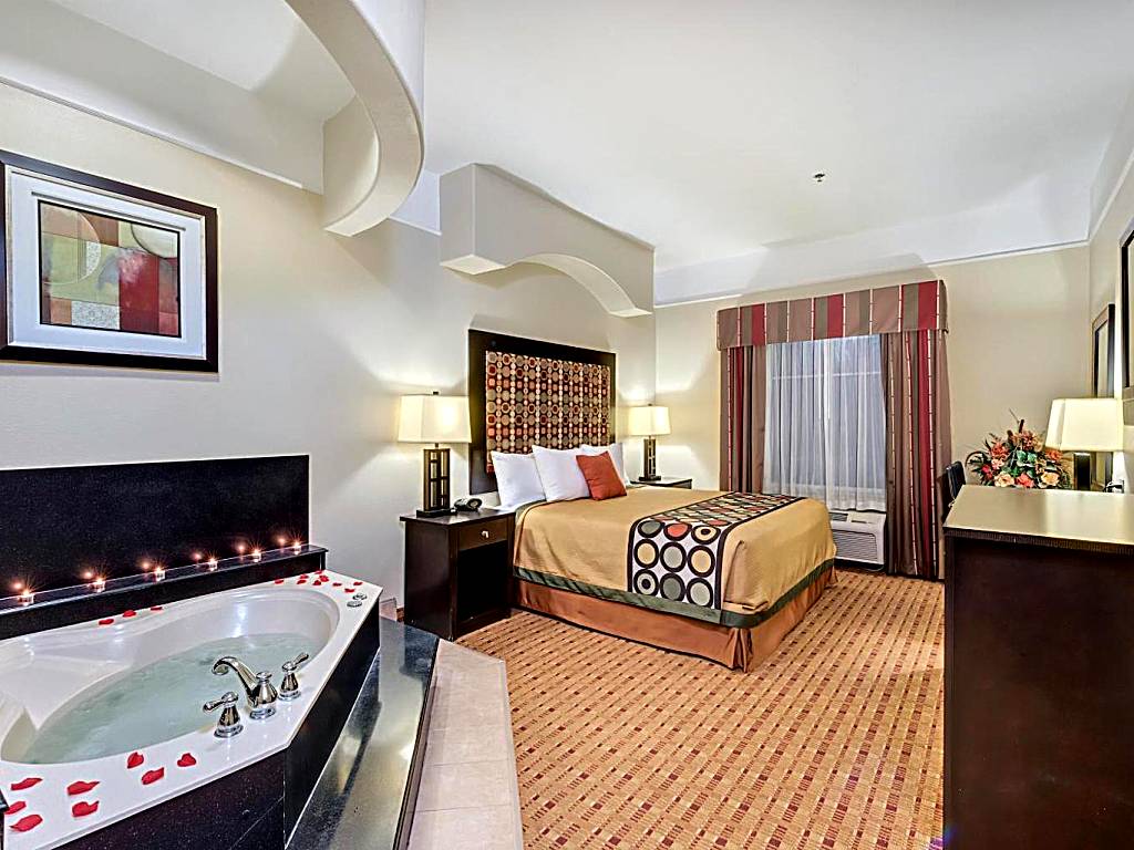 Super 8 by Wyndham Hidalgo at La Plaza Mall & Mcallen Airport: King Suite with Spa Bath - Non-Smoking (Hidalgo)