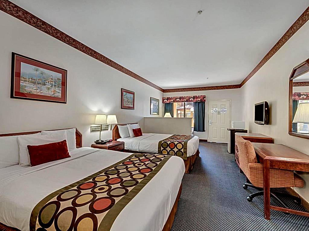 Super 8 by Wyndham Weslaco: Queen Room with Two Queen Beds - Non-Smoking (Weslaco)