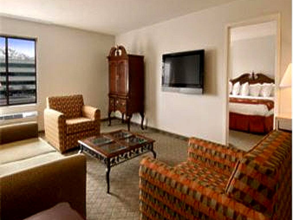 Ramada by Wyndham Salt Lake City: King Suite with Hot Tub - Non-Smoking