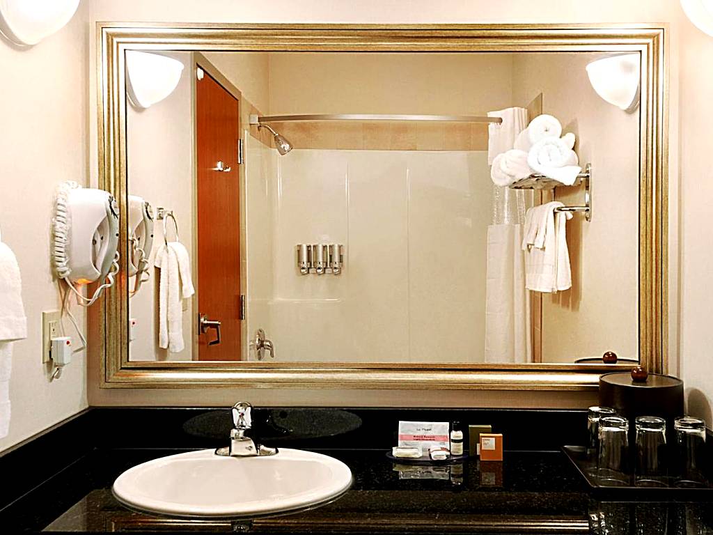 Canalta Hotel Moosomin: King Suite with Jacuzzi (Moosomin)