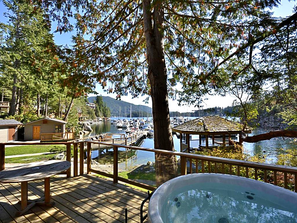 Pender Harbour Resort & Marina: Two-Bedroom ocean front Cottage with Jacuzzi (Garden Bay)