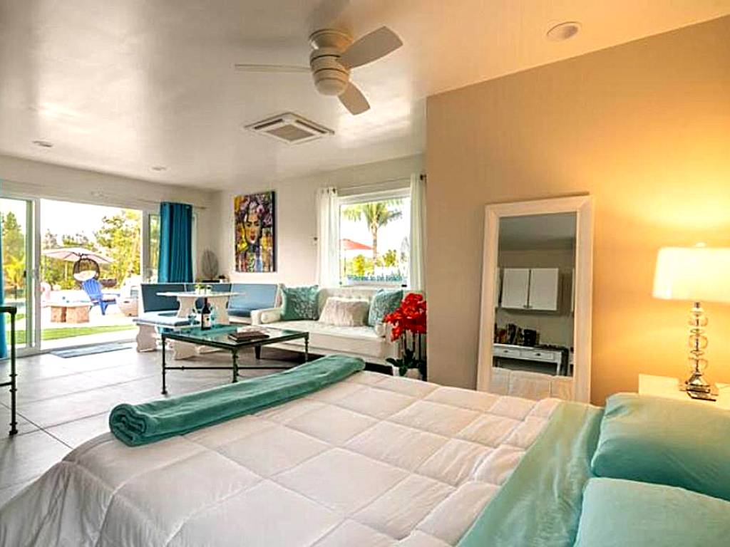 MAGIC VILLA Overlooking Pool Oasis: Deluxe Queen Studio
