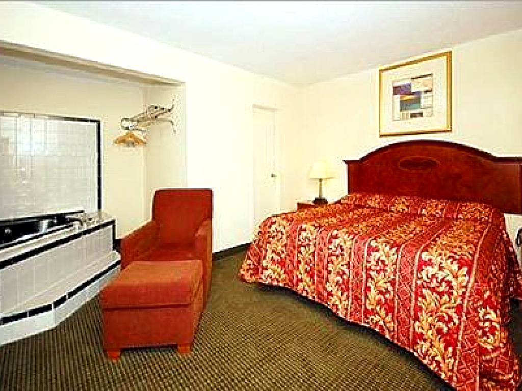 Inn at Monticello: King Room with Hot Tub (Monticello)