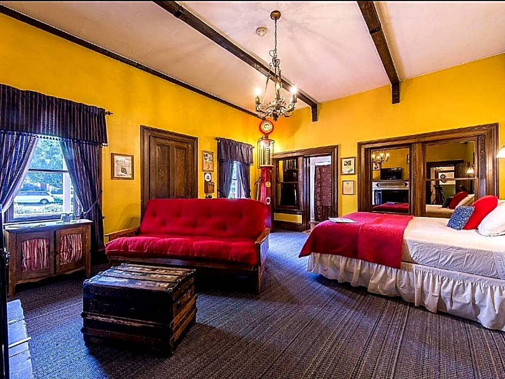 The Mulberry Inn -An Historic Bed and Breakfast: Quadruple Room with Garden View (St. George)