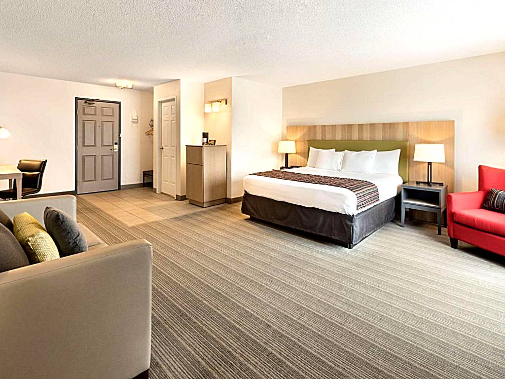 Country Inn & Suites by Radisson: King Suite with Whirlpool and Sofa Bed (Chippewa Falls)
