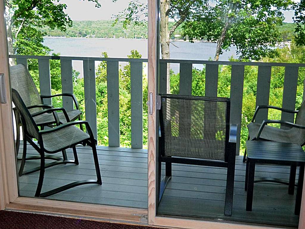 Country House Resort: King Suite with Hot Tub (Sister Bay)