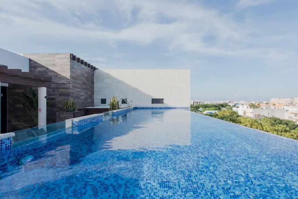 OneBR w Balcony or Studio in Playa del Carmen w Balcony, BBQ, Pool Infinite, AC, TV Smart, 150mb