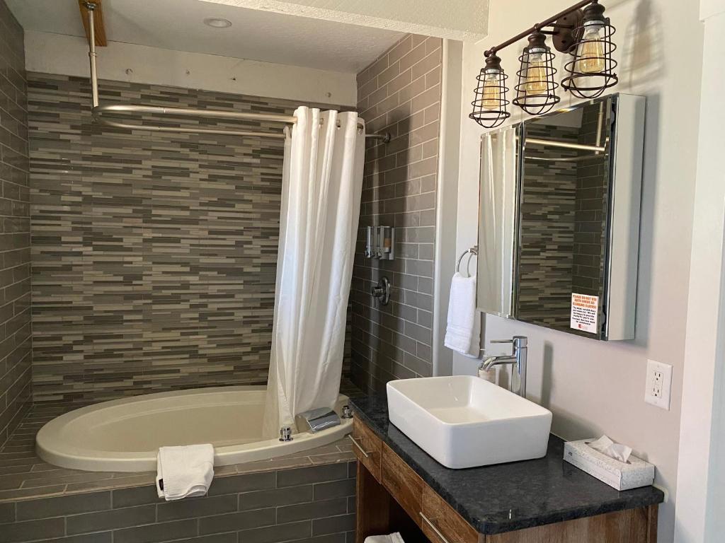 The Flagstone Boutique Inn & Suites