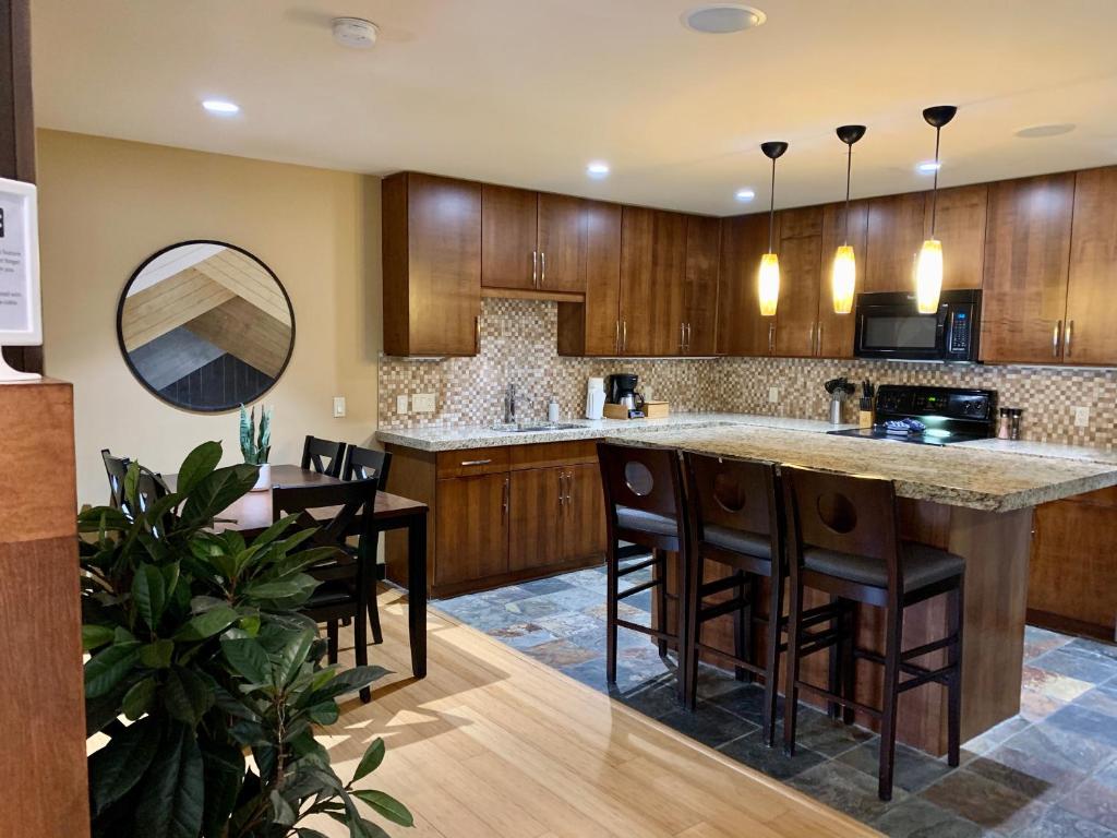 Luxurious Condo with Spa, Steam Room hosted by Fenwick Vacation Rentals