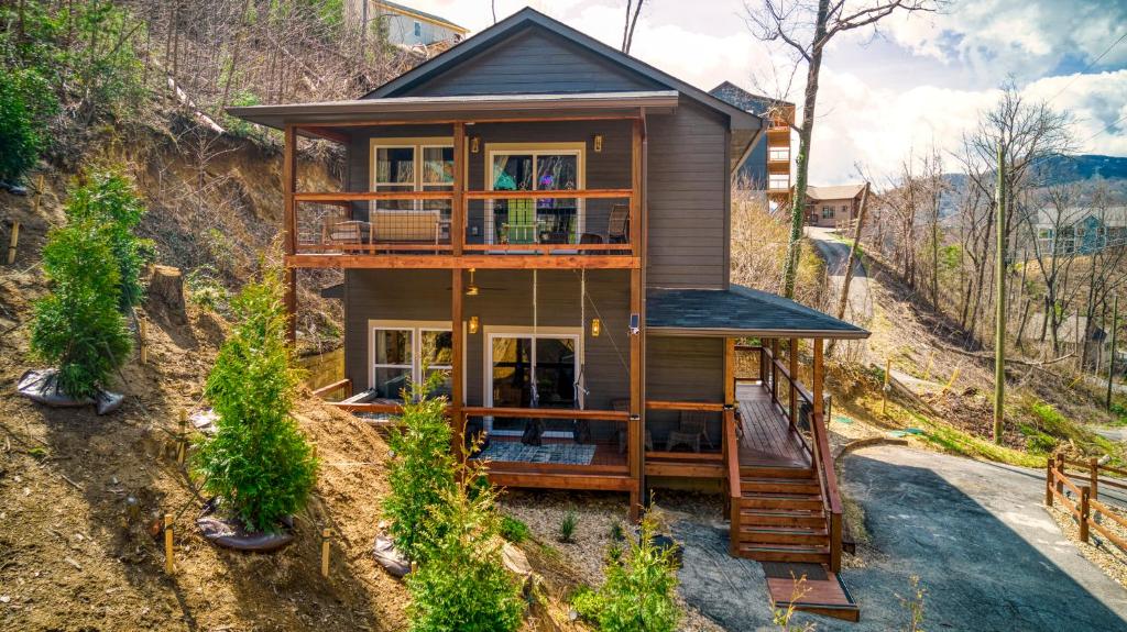 Mins to Gatlinburg Sleeps 8 HotTub Arcade Ski Ober Mtn