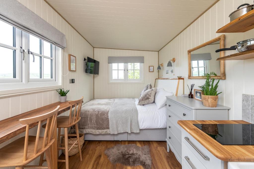 Secluded lodge with spectacular views and hot tub!