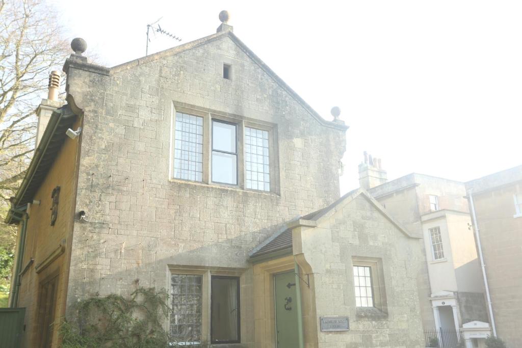 Entire Victorian Lodge in a privately gated estate with secure parking for two cars and a newly refurbished bathroom