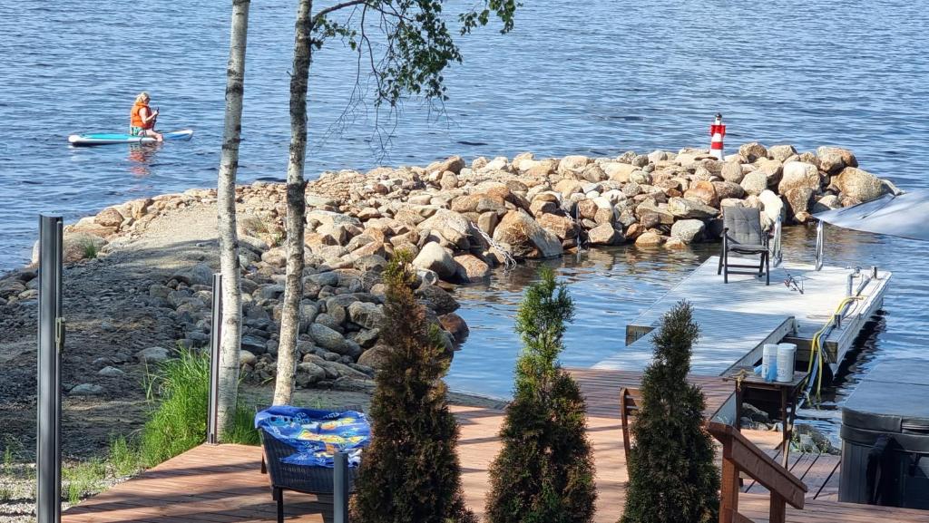Mukava pieni 2-4h mökki min 2 vrk Saimaan rannalla, poreallas, puusauna, Wi-Fi, Smart TV