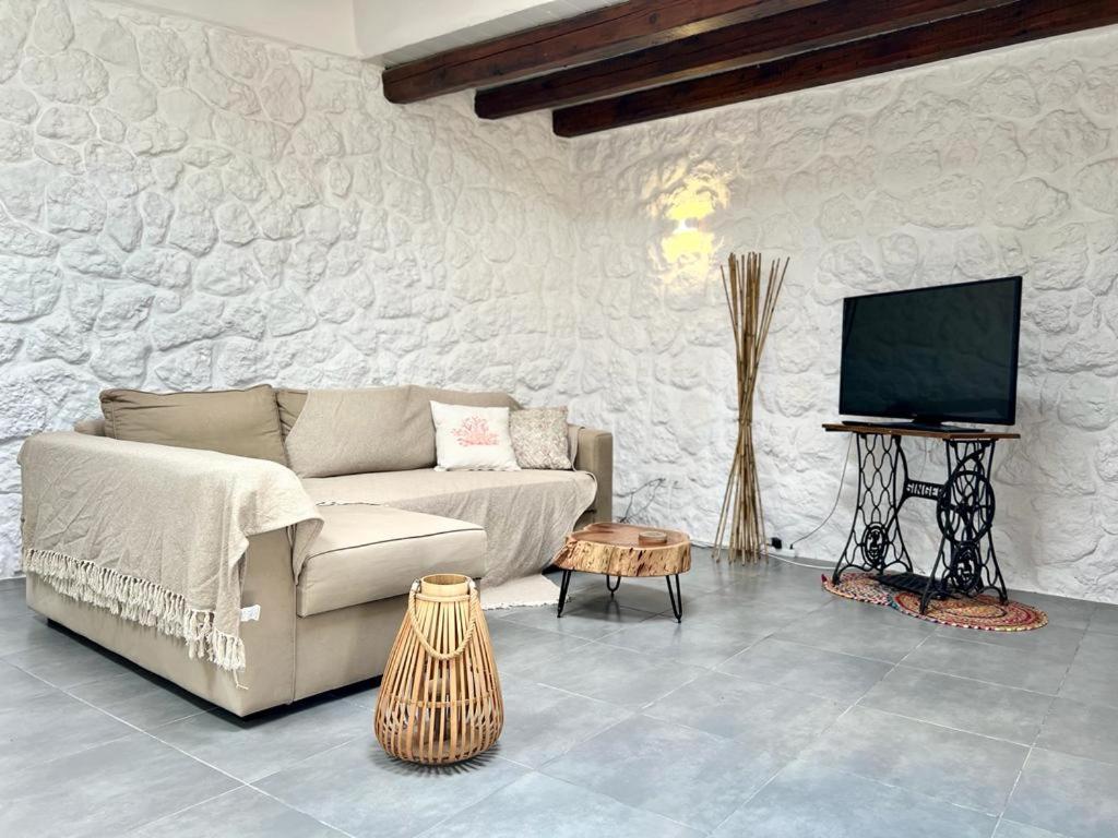 The Artist's Lodge, GcollectionGr
