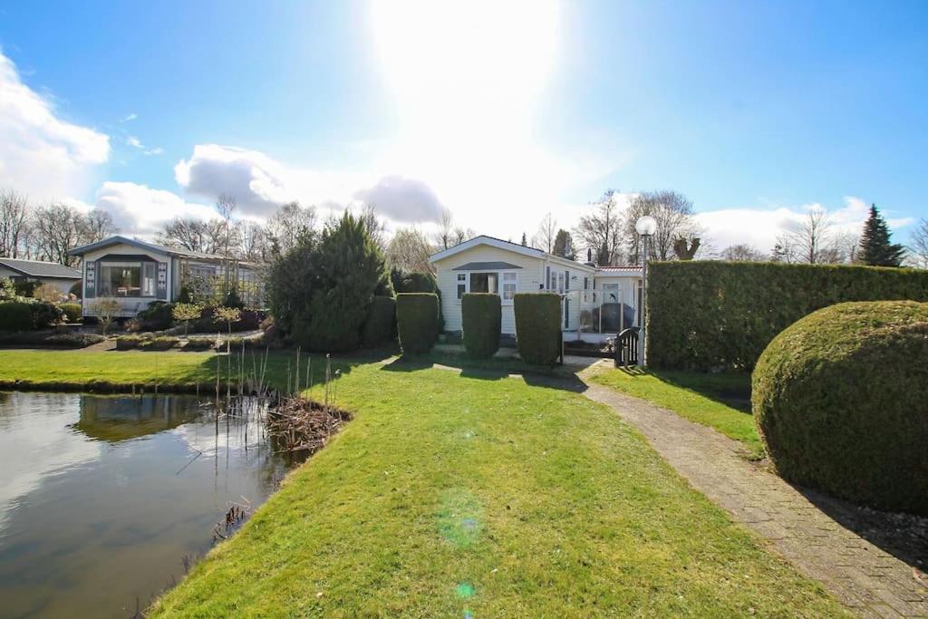 Zonnig chalet aan mooie visvijver