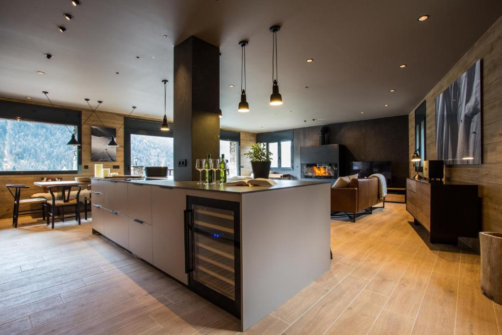Exclusive 3 bedrooms & Hot Tub 180 m2 in Soldeu - Luxury Ski Chalet Andorra