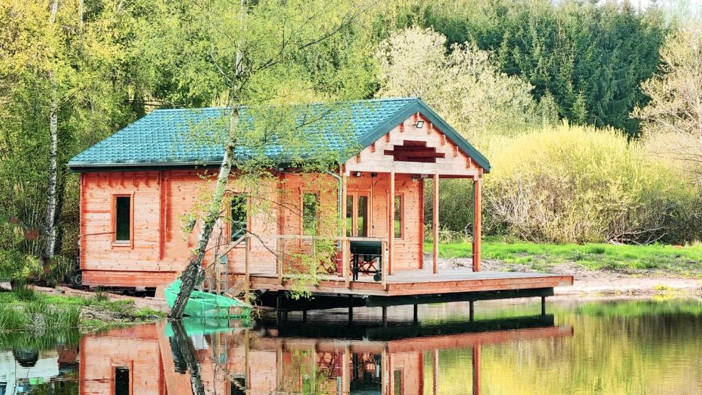 Cabane pilotis sur étang, au lac de Chaumeçon
