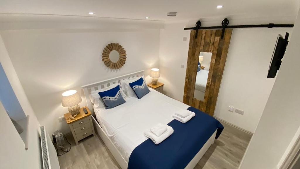 ST IVES- St James Rest - a SUPER STYLISH PRIVATE APARTMENT - King Ensuite Bedroom, Family Bathroom, Double Bunk Cabin Room & Double Sofabed Lounge Kitchen Diner - ABOVE PORTHMINSTER BEACH