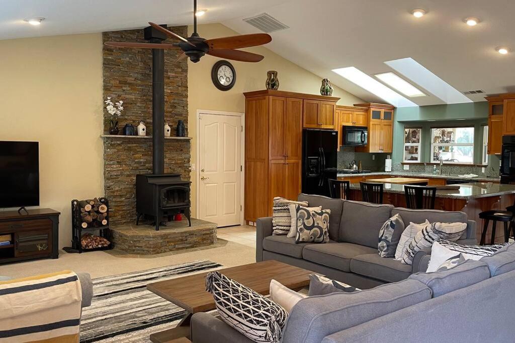 Mountain Haven: Wi-Fi, Luxe Views, Hot Tub close to Bass Lake, Yosemite