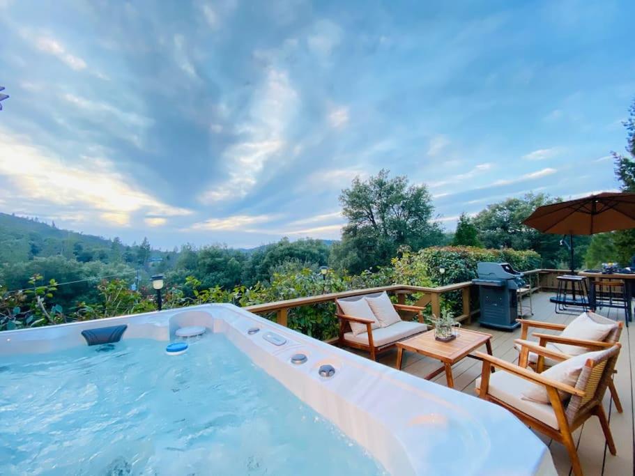 Bonanza Chalet - Views / Hot Tub / Great Location