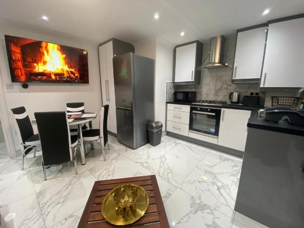 THE ROYAL BOUTIQUE PICCADILLY LODGE BY LONDON HEATHROW OFFERs STAY, PARK FREE FOR 7 NIGHTS & FLY