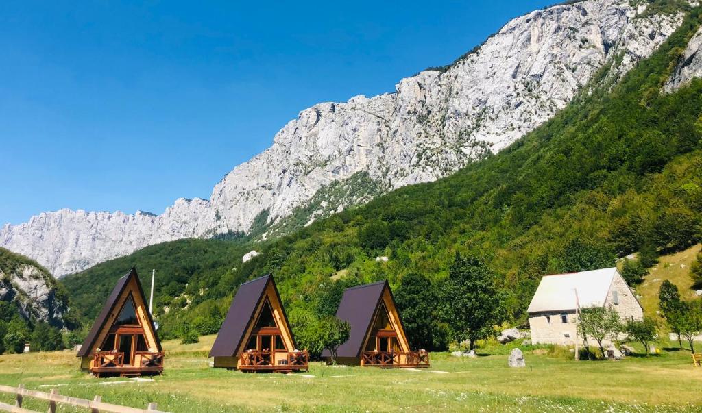 Turisticki apartmani Etno village Komarnica