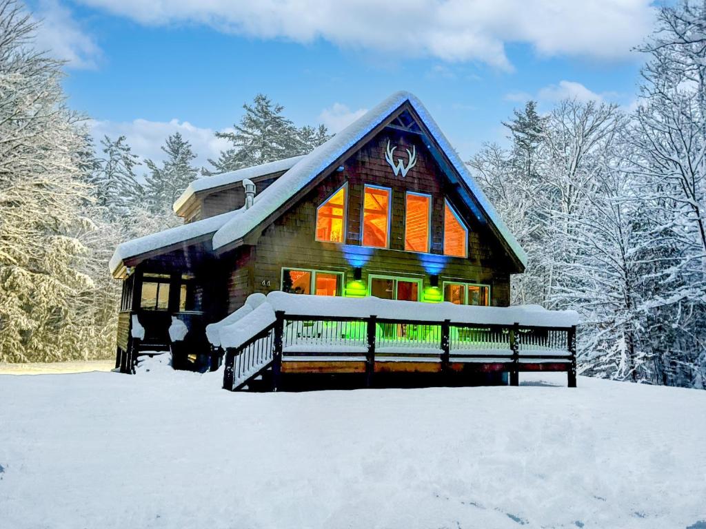 Ski Chalet 6 min to Sunday River - Hot Tub, Home Theater, Game Room, Fire Pit - Sleeps 12