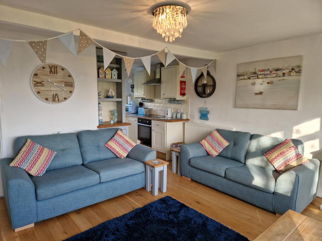 Lovely two bedroom chalet sleeps 4 in Dartmouth WIFI Electric inc Pet friendly