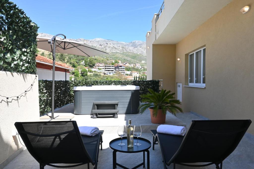 RELAX apartment near Split with jacuzzi and private hot tub on terrace