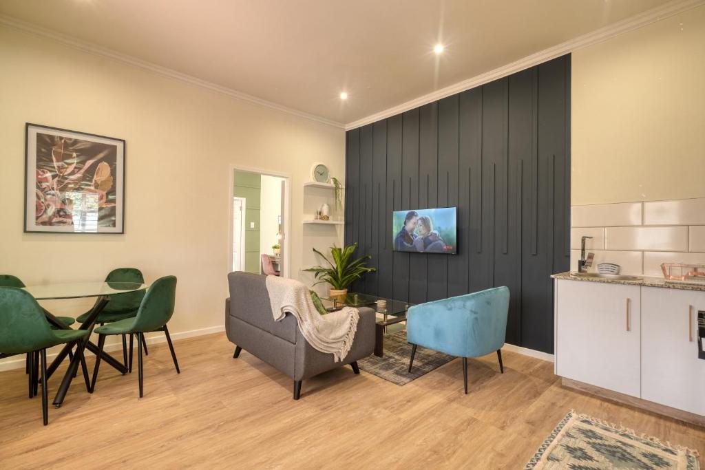 Hampton Collection Modern 1 or 2 Bedroom Apartment with Pool