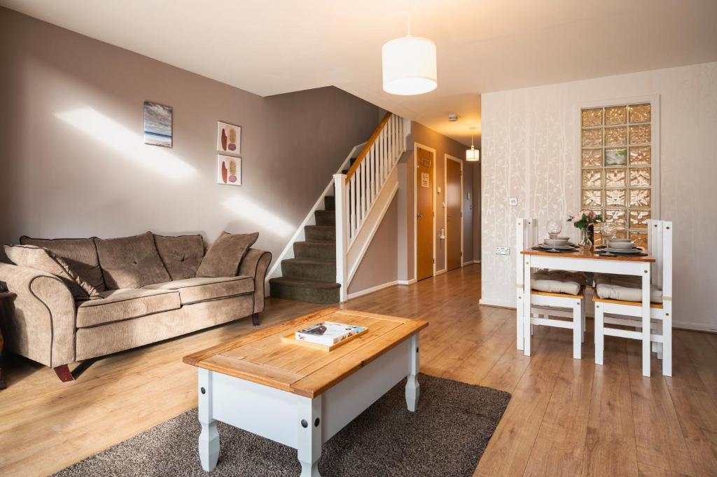 Spacious 3 Bedroom House w/ Parking near Manchester City Centre
