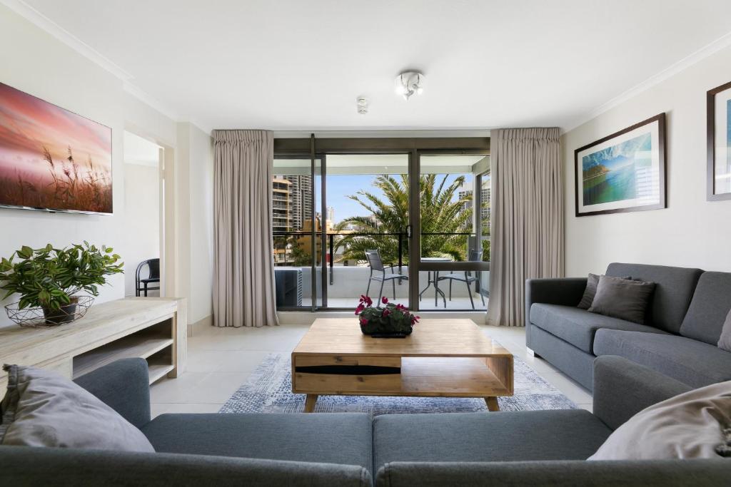 Bright 2-Bed with Pool, Spa & Tennis Court