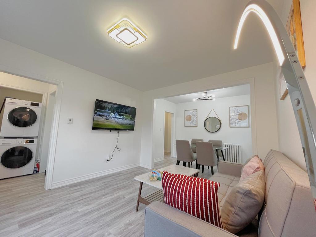 2B with parking, 10km to Toronto downtown