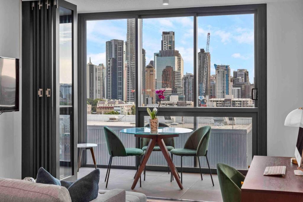 Prime position 1.5 BR w/ view/ parking / roof pool