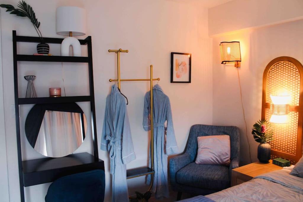 Seashore Waikiki studio 1 block from a beach No Resort Fees