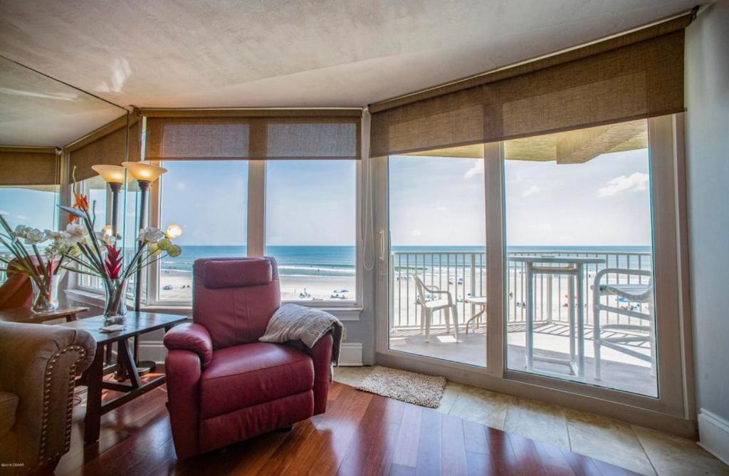 DIRECT OCEANFRONT NO-DRIVE BEACH CONDO